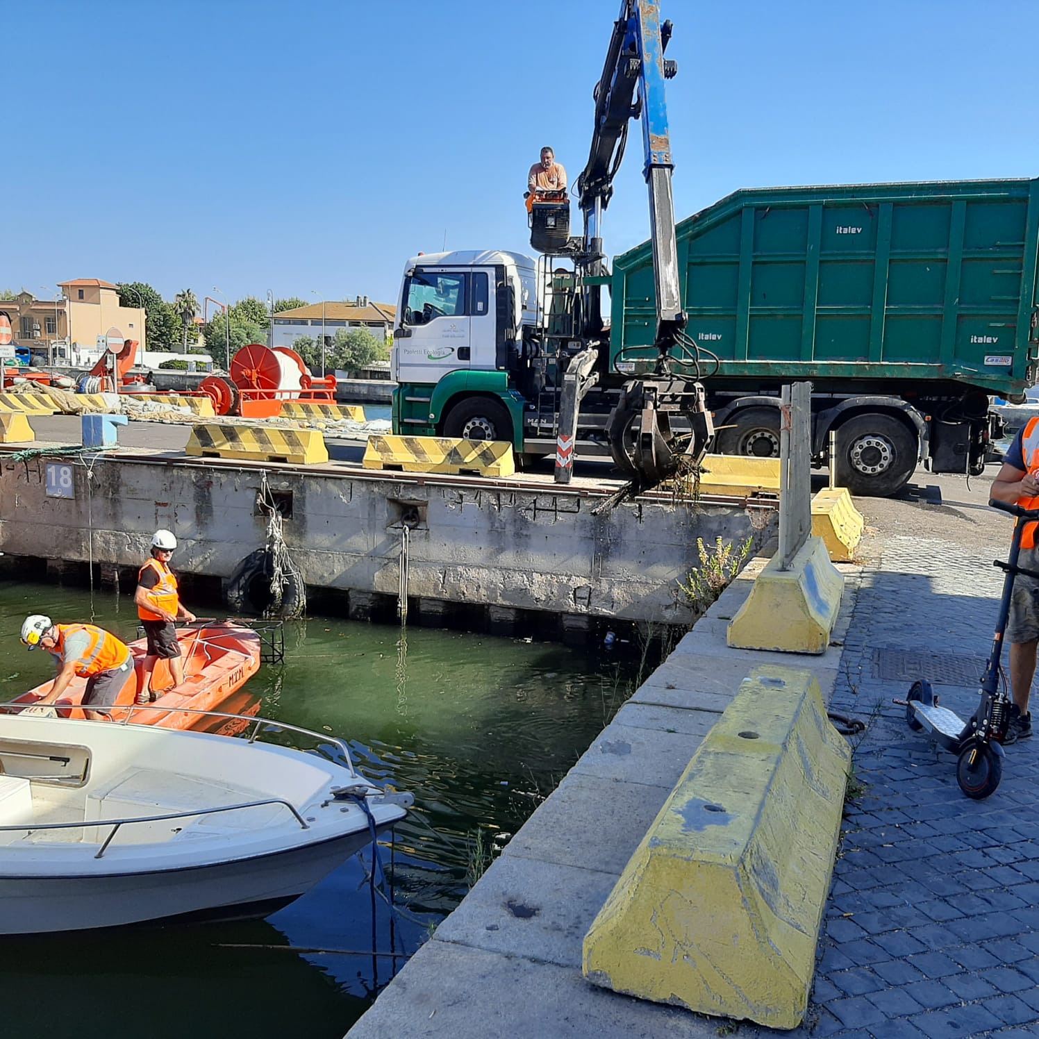 Pulizia darsena Fiumicino: rimossi dall'acqua rifiuti e pesci morti, anche 30 tronchi d'albero