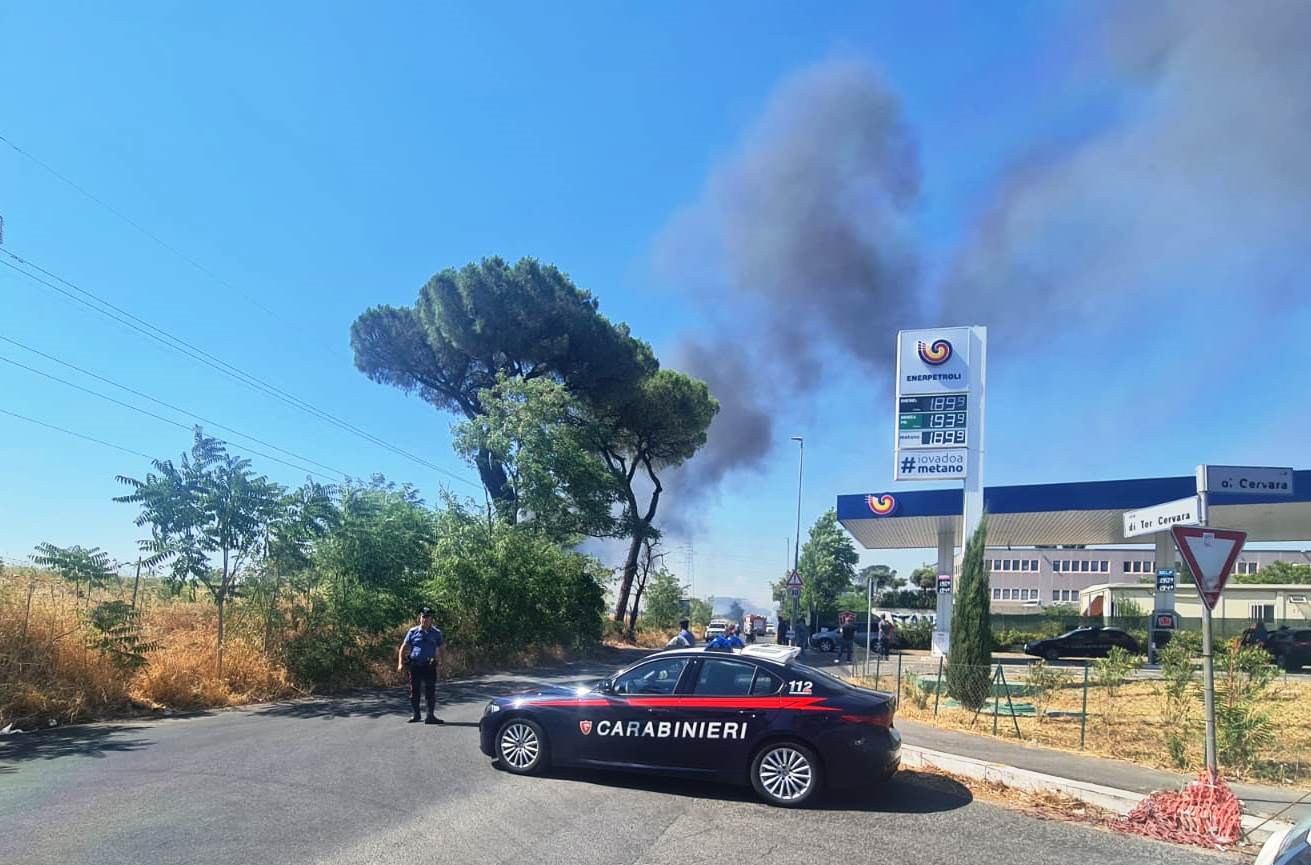 Incendi Roma, fiamme a Tor Cervara: arrestato 29enne romeno. Dava fuoco ai rifiuti