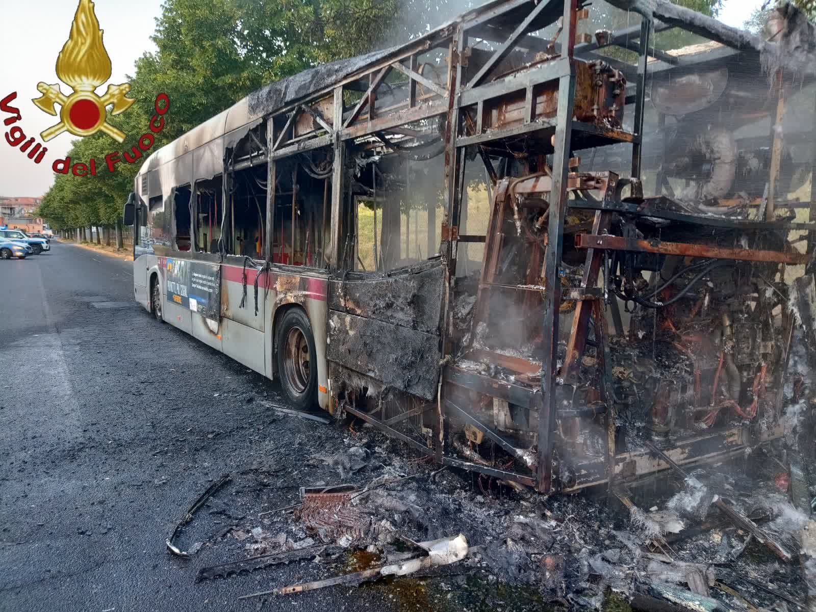 Roma, bus distrutto dalle fiamme a Torre Maura: alta colonna di fumo ma nessun ferito