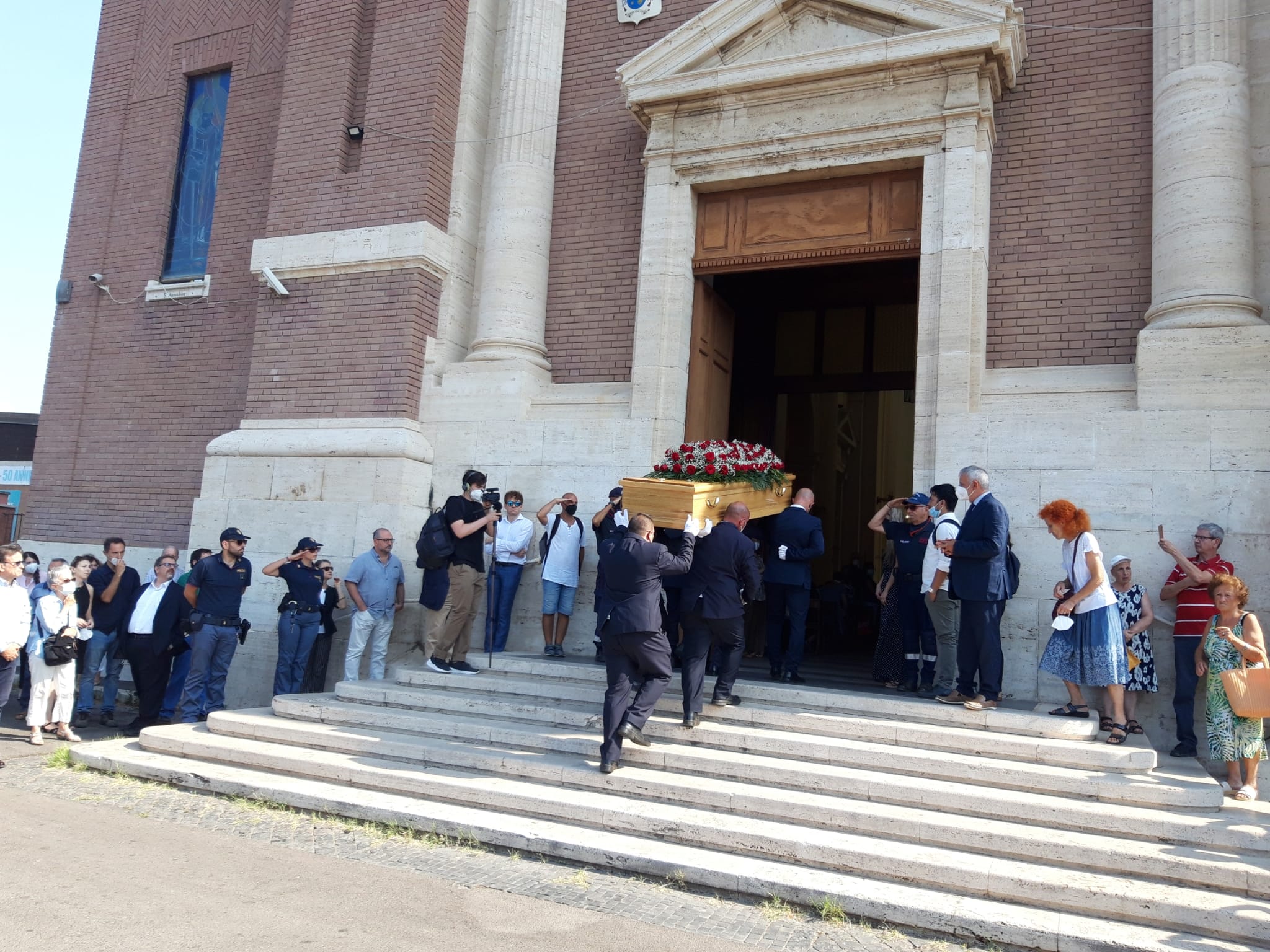 Ostia dà l'ultimo saluto a Luca Serianni, Regina Pacis gremita per i funerali del professore
