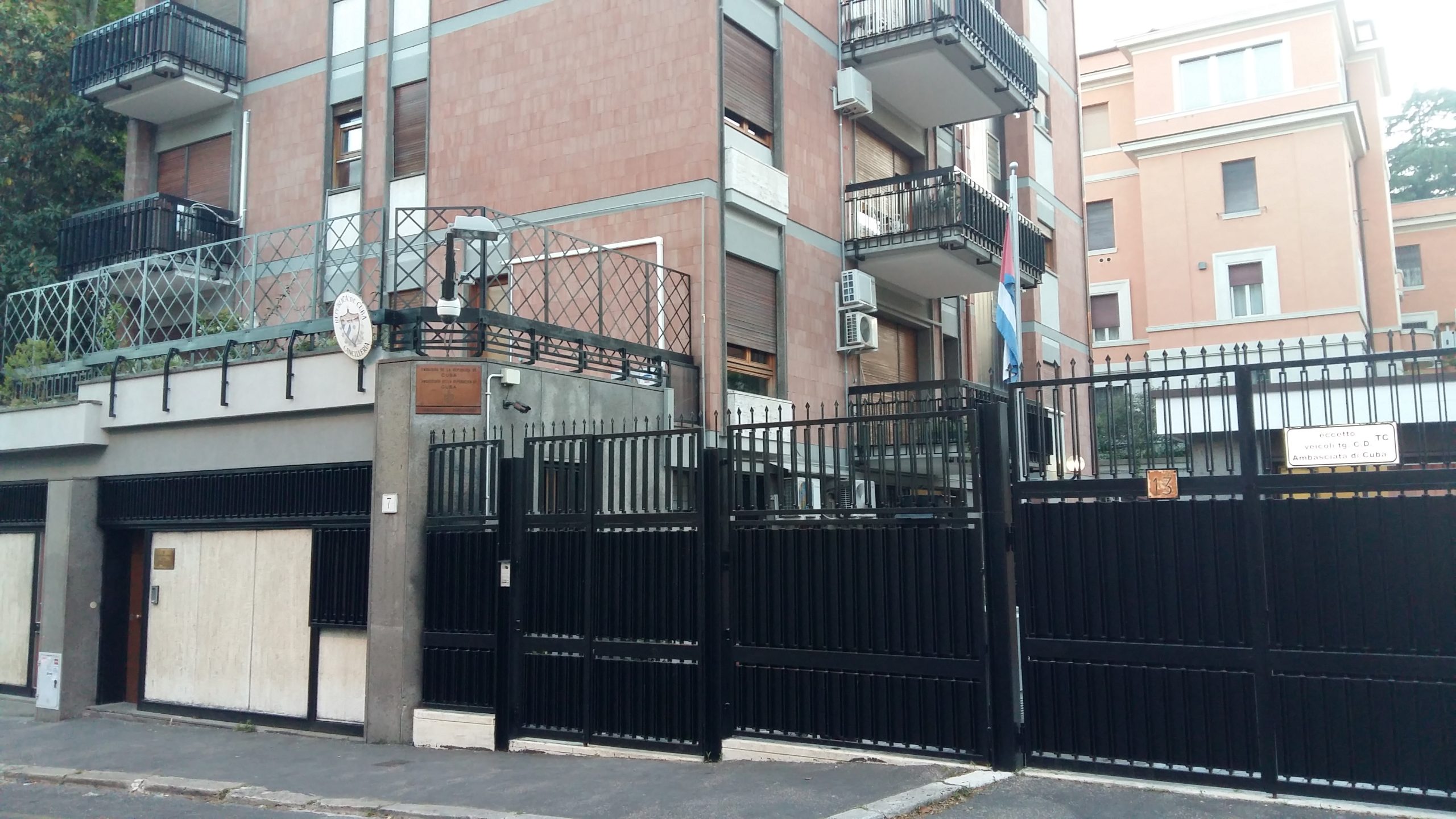 Proteste dei dissidenti cubani di fronte all'ambasciata di Via Licinia