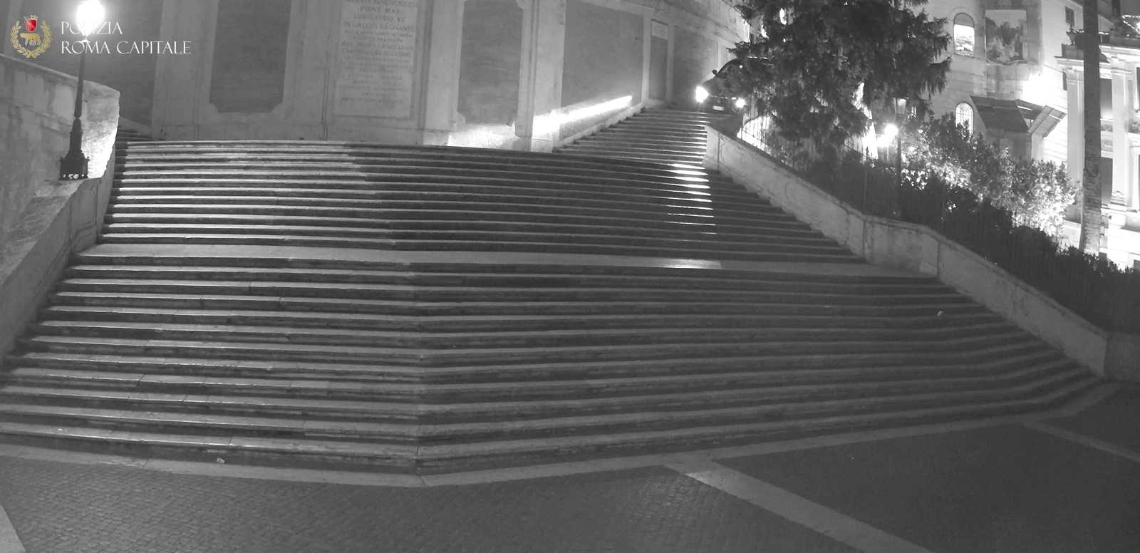 Auto sulla scalinata di Trinità dei Monti: l'Assemblea Capitolina dice sì ai dissuasori