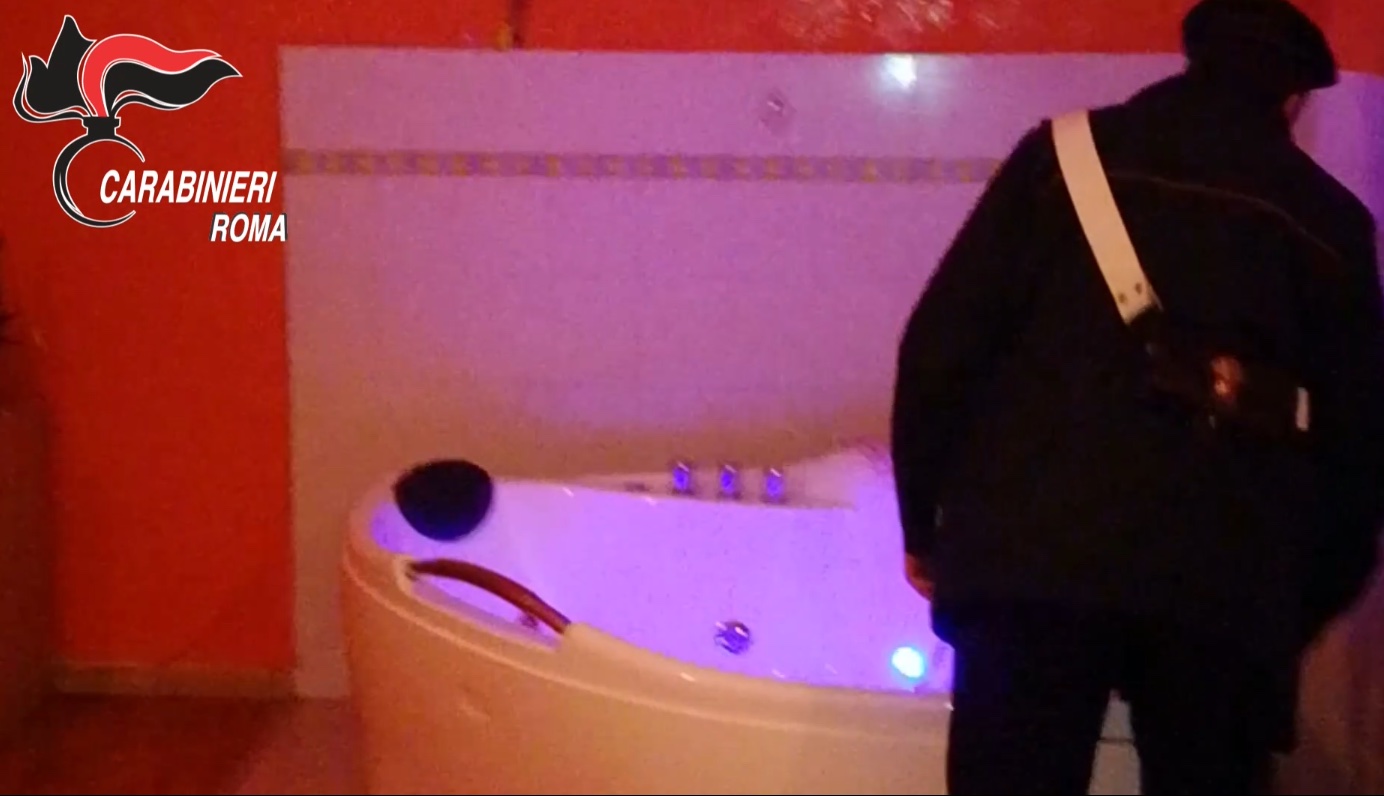 Roma, fa prostituire ragazze cinesi in appartamenti a luci rosse: indagata 45enne