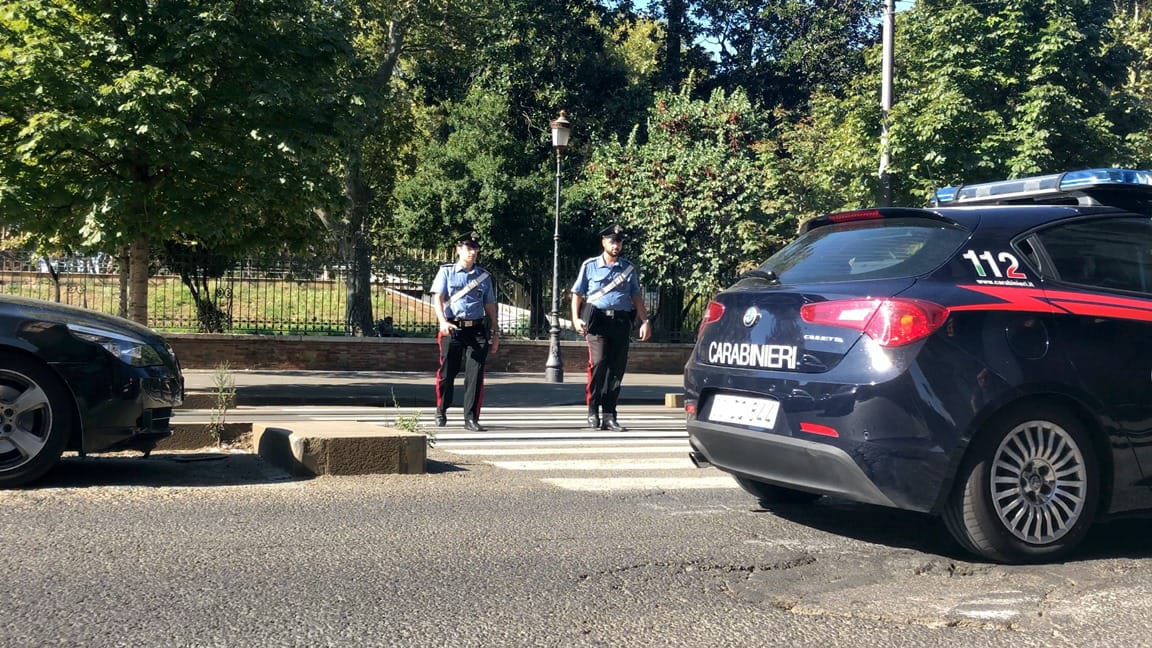Roma, 37enne ricercato posta sui social foto a bordo piscina: arrestato nel circolo sportivo