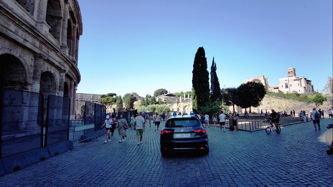 Colosseo, turisti americani incidono nomi e cuoricino sull'arco di Augusto: denunciati