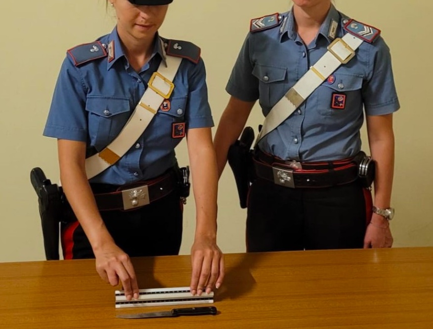 Pomezia, minaccia la ex con un coltello e la sequestra in casa insieme all’amica: 52enne in manette