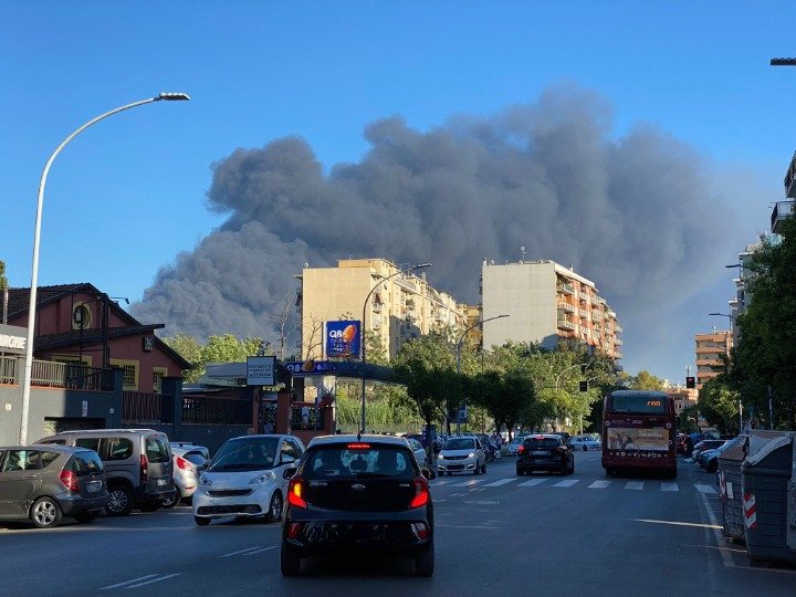 Incendio Centocelle, allarme diossine: scatta l'ordinanza di Gualtieri per lavare le strade