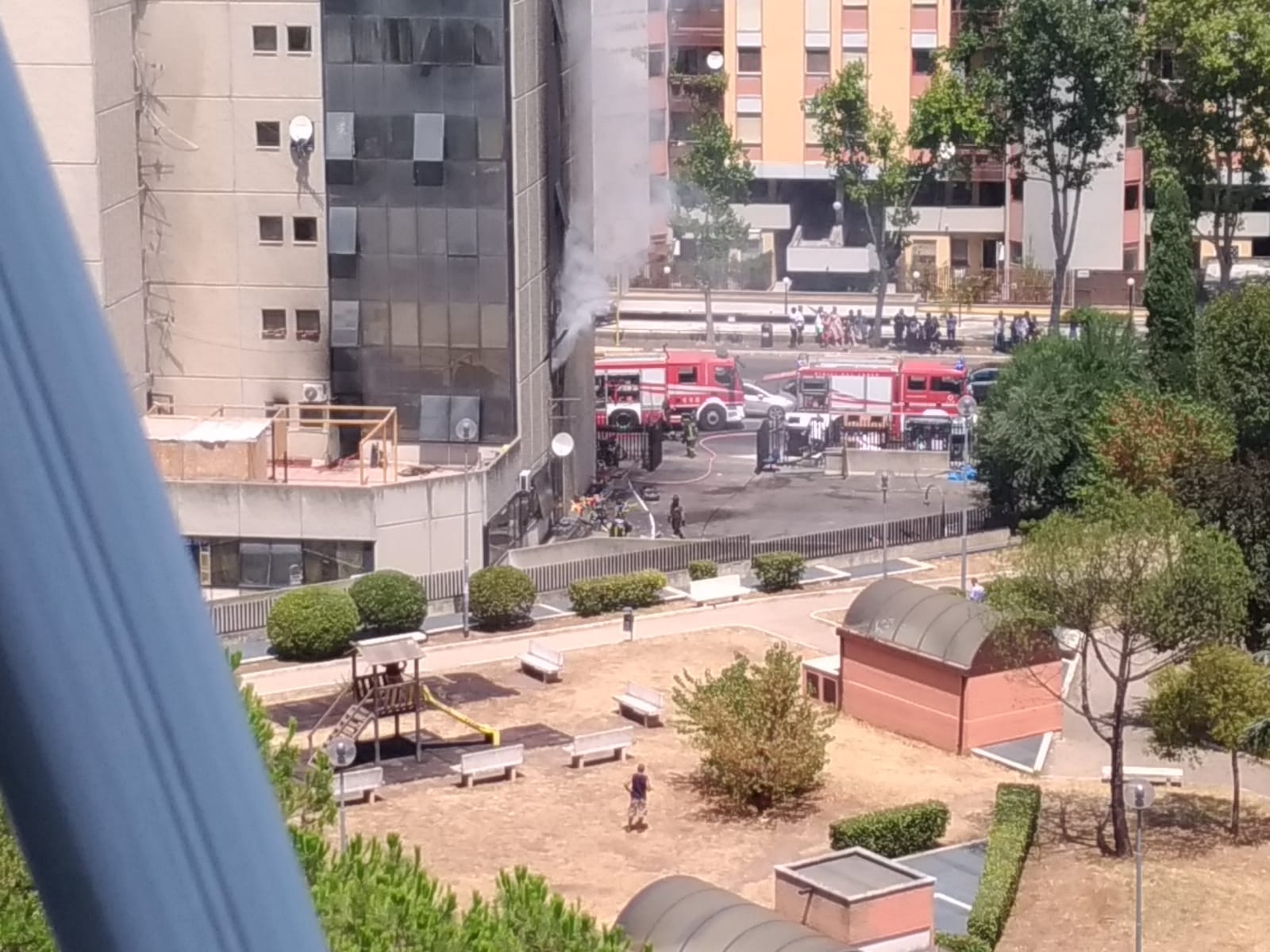 Roma, incendio in palazzo occupato viale Erminio Spalla: evacuato