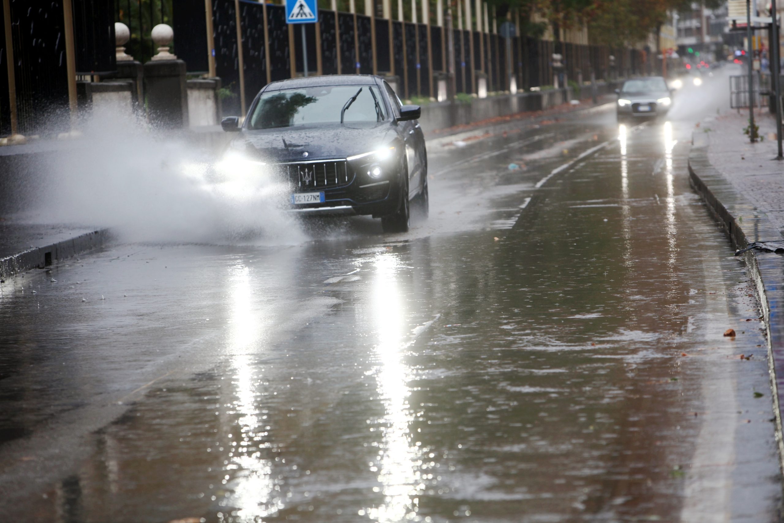 Fulmini spettacolari su Roma: temporali forti sul litorale