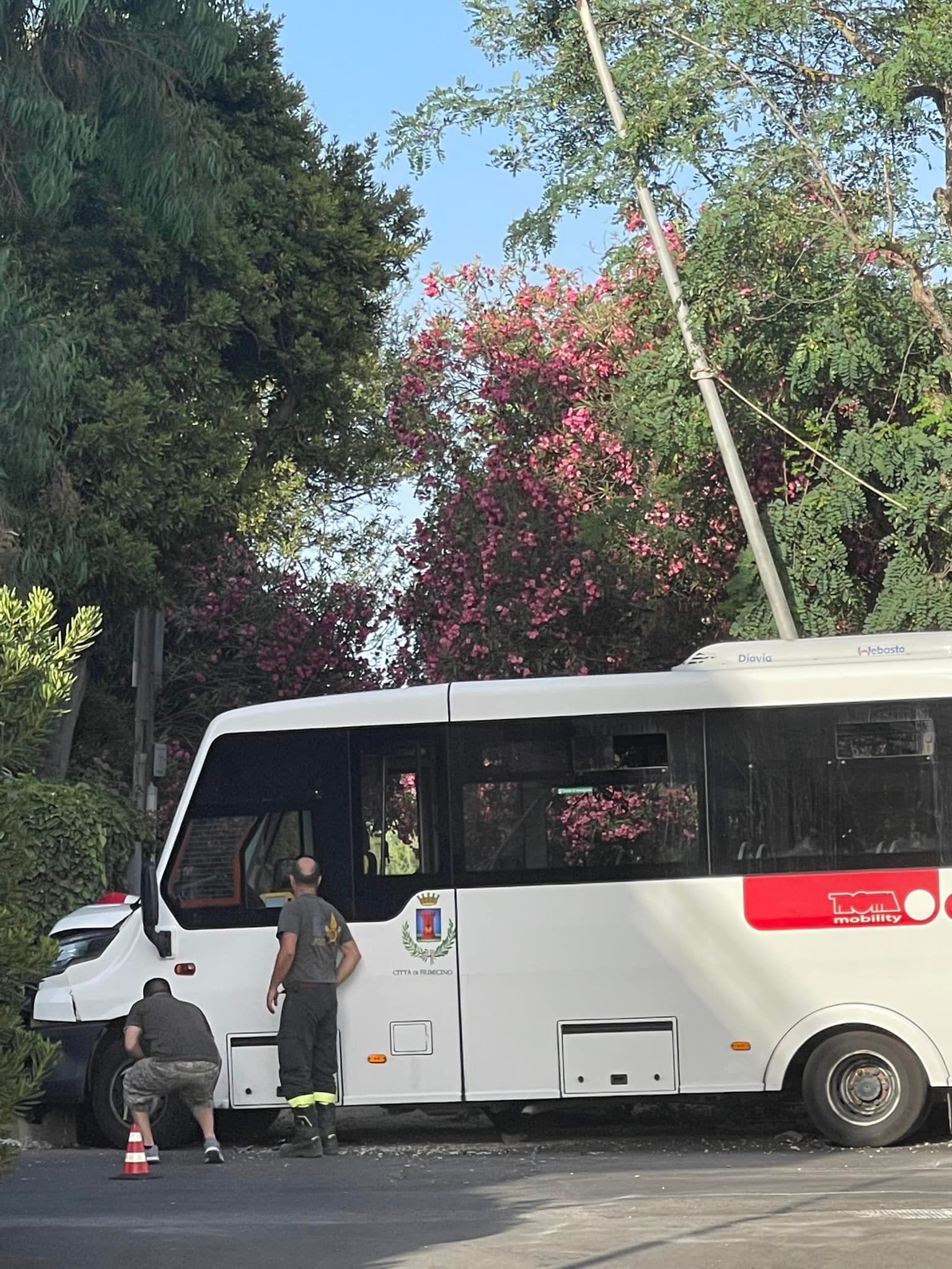 Fiumicino, minibus finisce contro un palo della luce: feriti lievi 4 bambini e l'autista