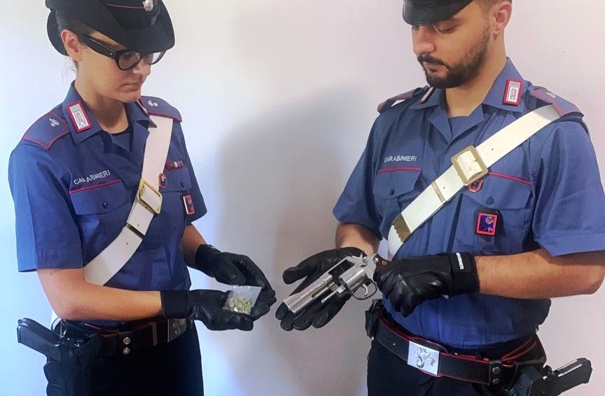 Roma, ex compagna denuncia 41enne stalker: "Ha una pistola in casa". Trovato revolver rubato nel '96