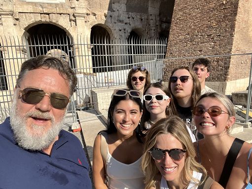 Russell Crowe di nuovo al Colosseo: "Ecco il mio vecchio ufficio"