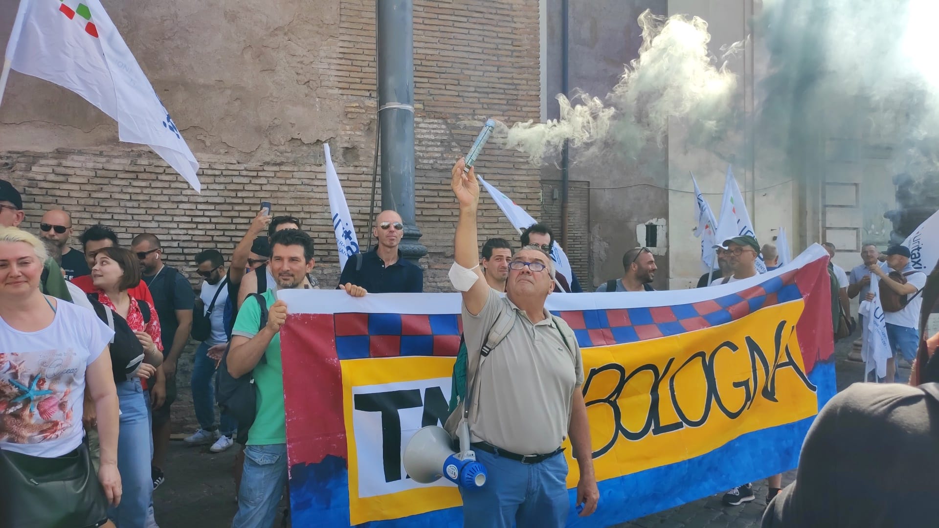 Tassisti ancora in piazza: protesta a Montecitorio contro il Ddl concorrenza