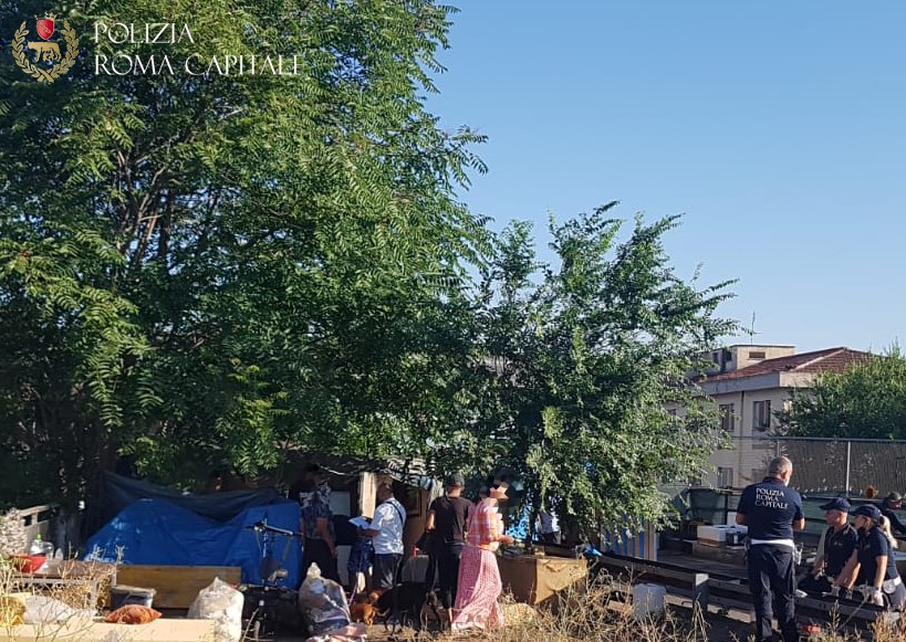 Roma, baracche vicino alla Stazione Tiburtina: sgomberato accampamento abusivo