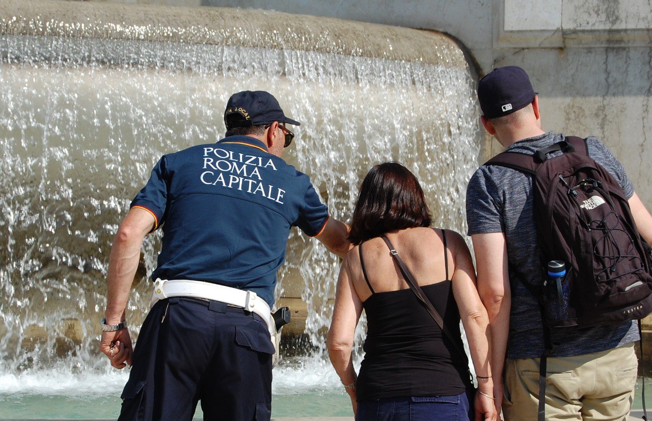 Roma, 400 multe nel weekend: daspo per un turista entrato nella fontana di Campo de' Fiori