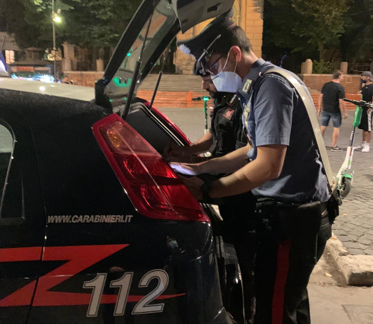 Roma, scippa una turista francese ma gli amici lo inseguono: ladro preso e consegnato ai carabinieri