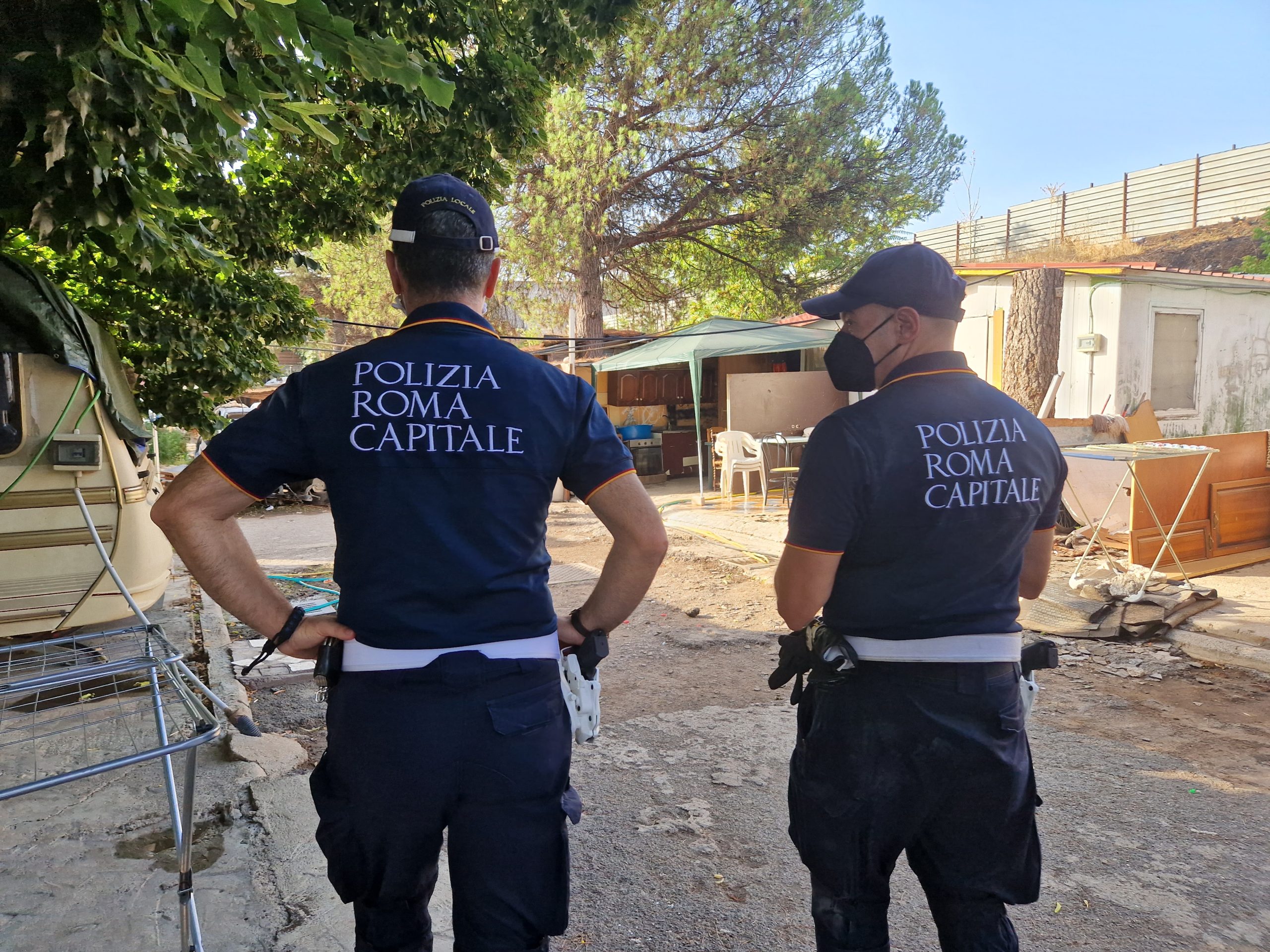Roma, sassi contro la polizia locale al campo nomadi di via Salviati