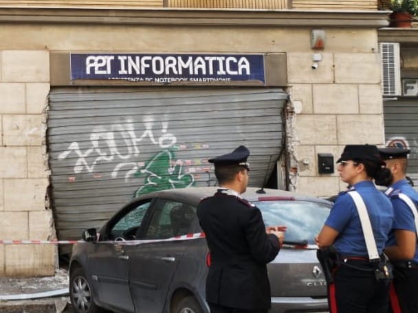 Roma, maxi blitz alla Magliana dopo esplosione ordigno: si cercano armi e droga