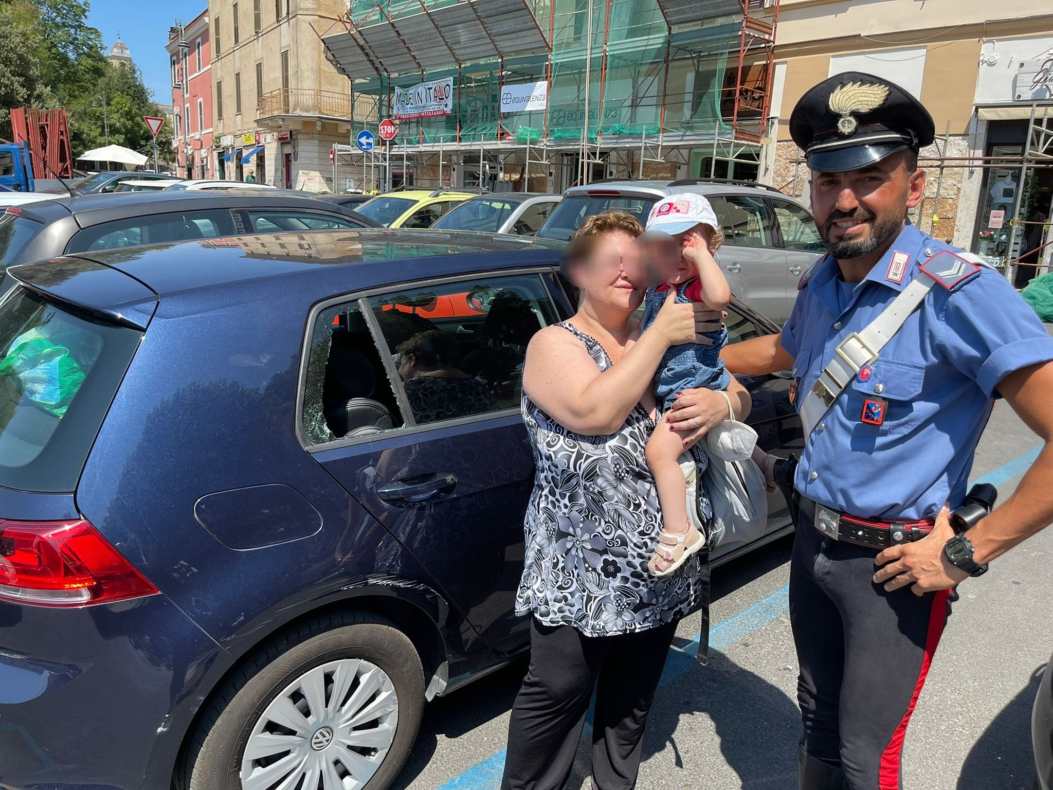 Lascia le chiavi in auto e la bimba si chiude dentro: mamma spaventata chiede aiuto ai carabinieri