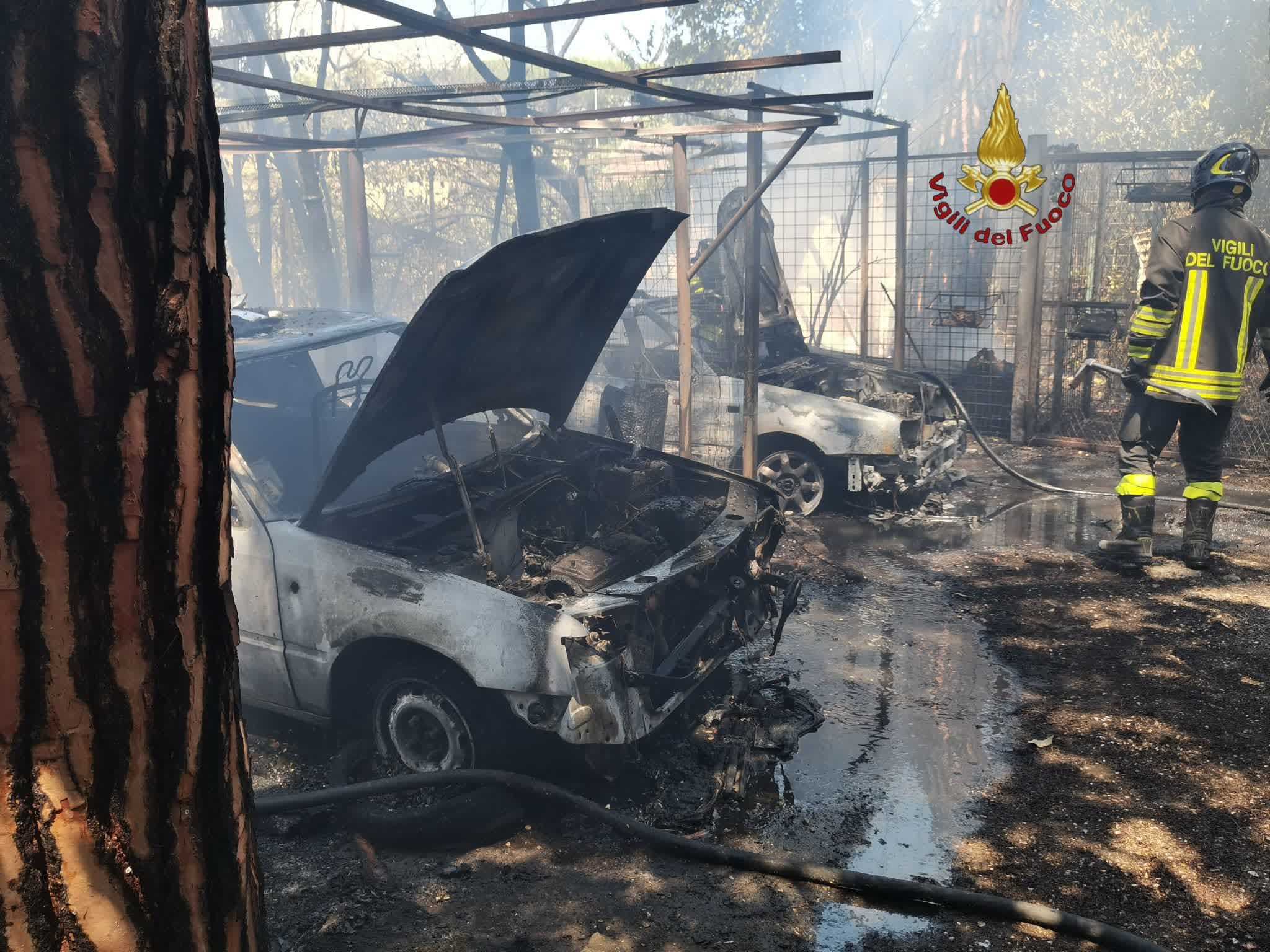 Roma, vasto incendio di sterpaglie a Tor Fiscale: bruciate anche auto e moto