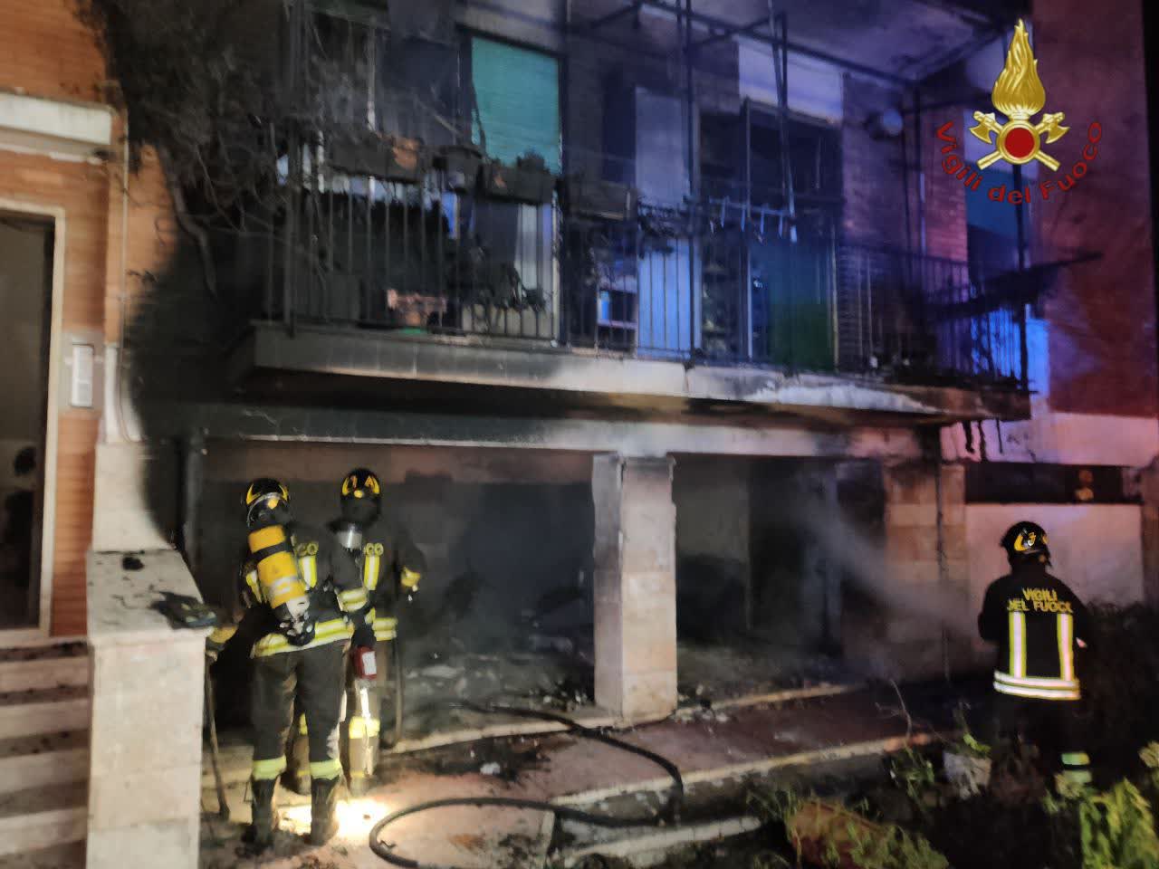 Roma, palazzina in fiamme nella notte: nelle cantine trovate bombole Gpl. Residenti evacuati