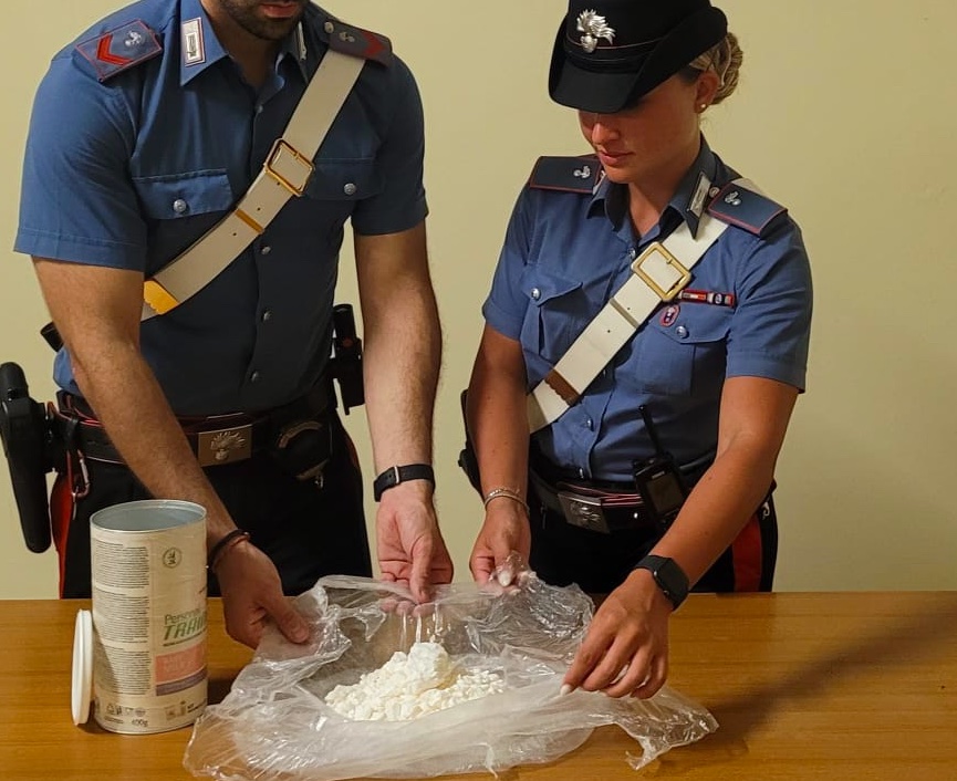 Roma, non si ferma all'alt e durante l'inseguimento lancia un barattolo di cocaina dal finestrino