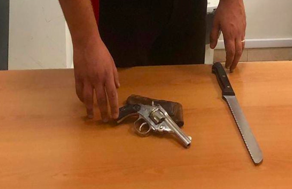 Cosparge l'auto di benzina e sequestra ex moglie e figlio: "Zitti o vi accoltello"