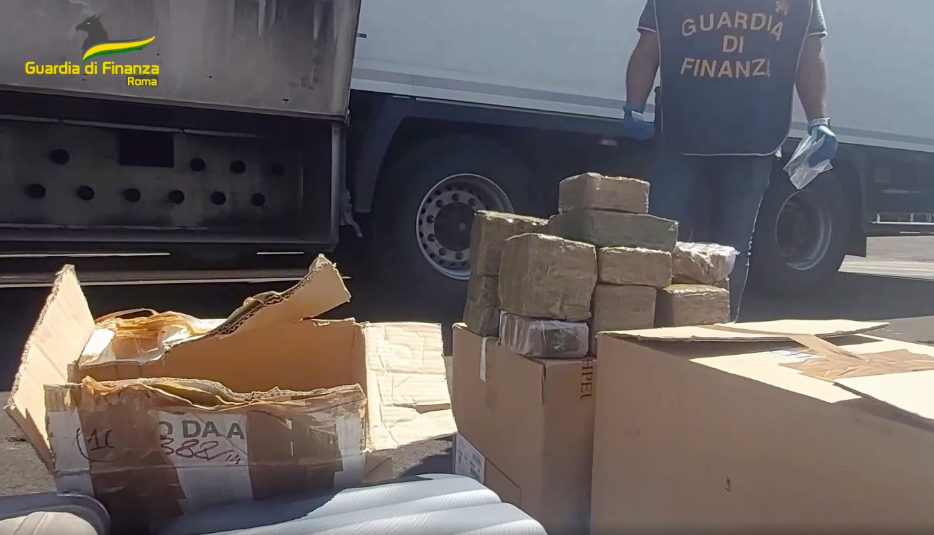 Maxi carico di hashish intercettato al porto di Civitavecchia: sul tir droga per 4,5 milioni di euro