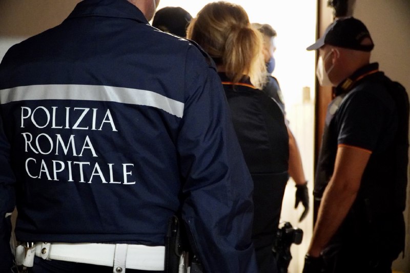 Ostia, botte e minacce di morte alla compagna 29enne: non si ferma neppure quando l'ex scappa