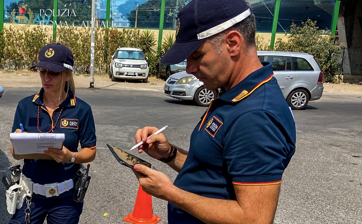 Ostia, tentano la fuga dopo incidente stradale: bloccati dai testimoni