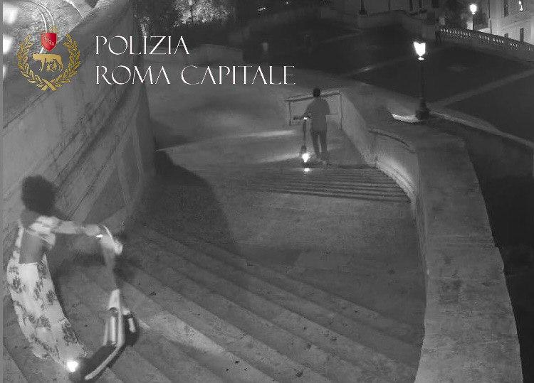 Roma, lancia monopattino sulla scalinata di Trinità dei Monti: turista rischia il processo