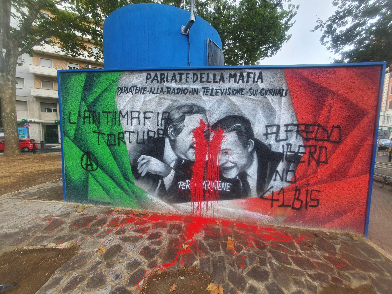 Roma, blitz degli anarchici a piazza Bologna: vandalizzato il murale di Falcone e Borsellino