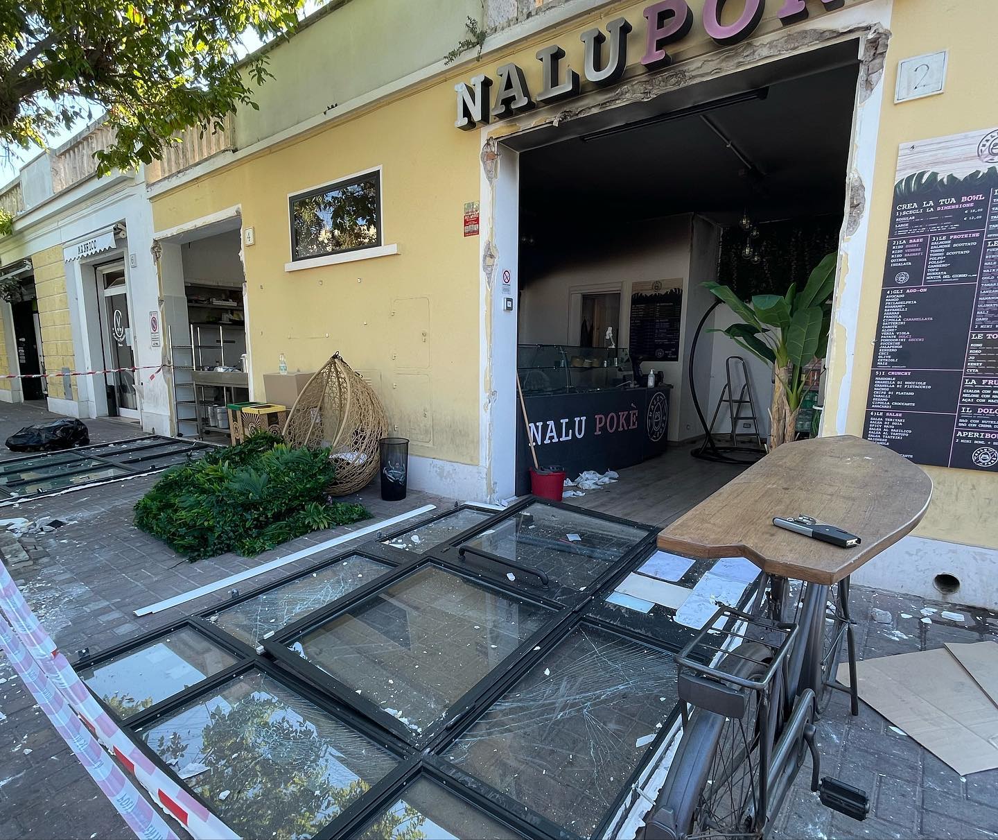 Ostia, incendio con esplosione nel negozio di poke. La pista del dolo: "Qualcuno vuole fermarci"