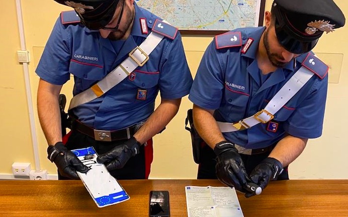 Roma, con la matita del make up modifica numero di targa: arrestata 50enne