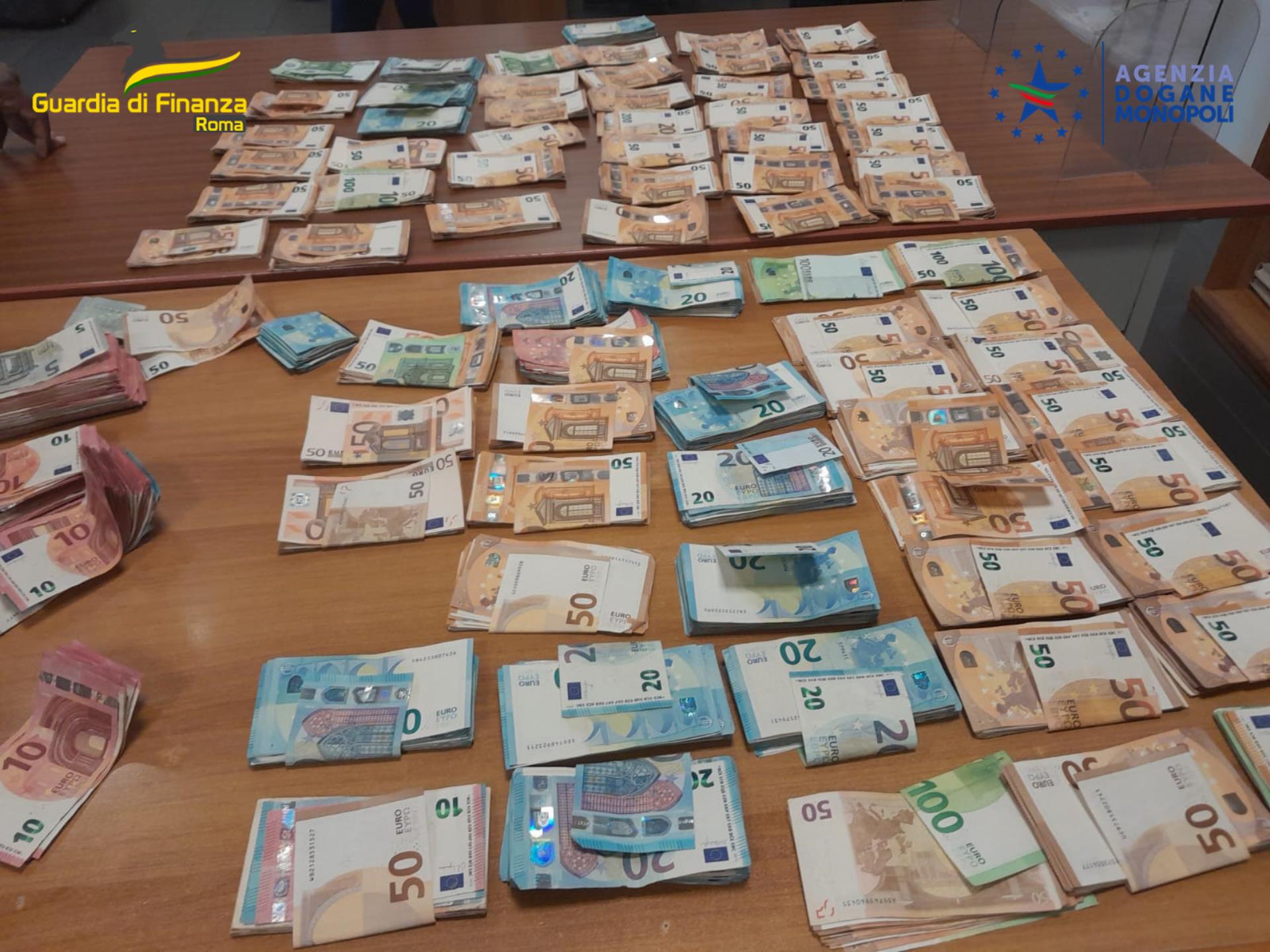 Da Malta a Roma con 80mila euro nella valigia: intercettati all'aeroporto di Ciampino