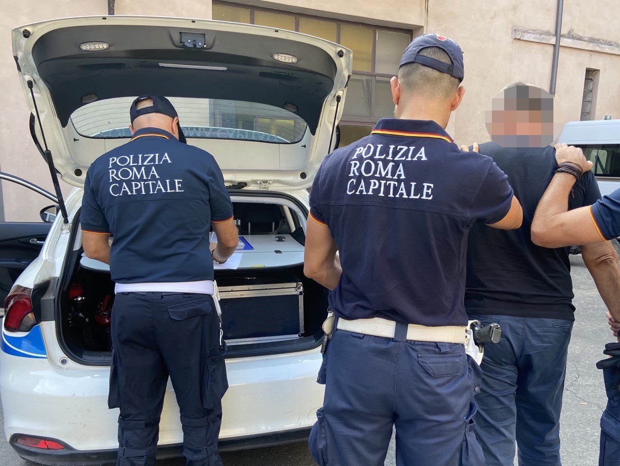 Rapina negozio al centro di Roma: la titolare urla e allerta i soccorsi