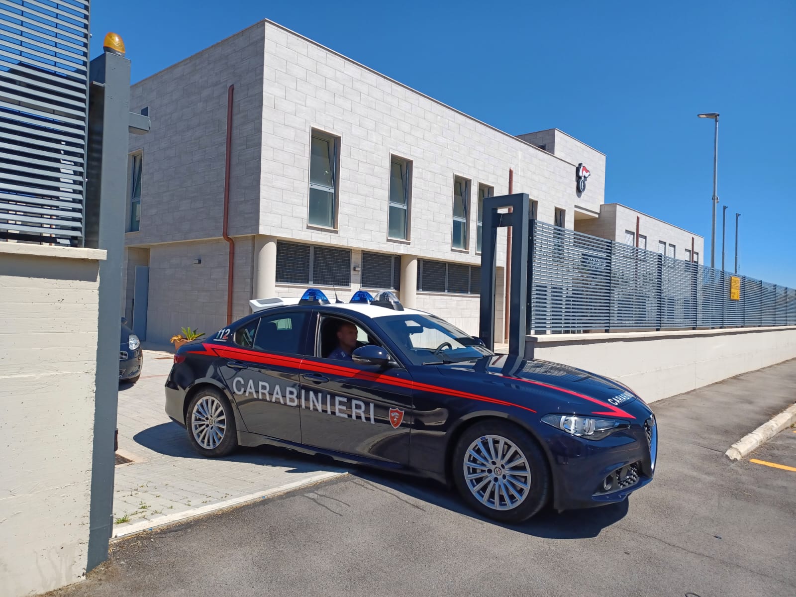 Calci e spinte a un compagno di scuola per rubare lo scooter: due 15enni arrestati a Civitavecchia