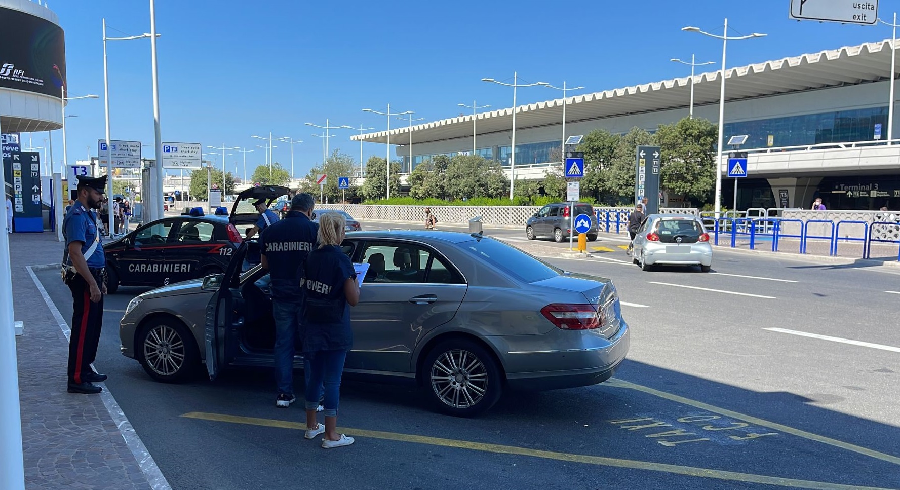 Fiumicino, 100 Ncc abusivi scoperti da inizio anno dai carabinieri in aeroporto: 200mila euro di multe