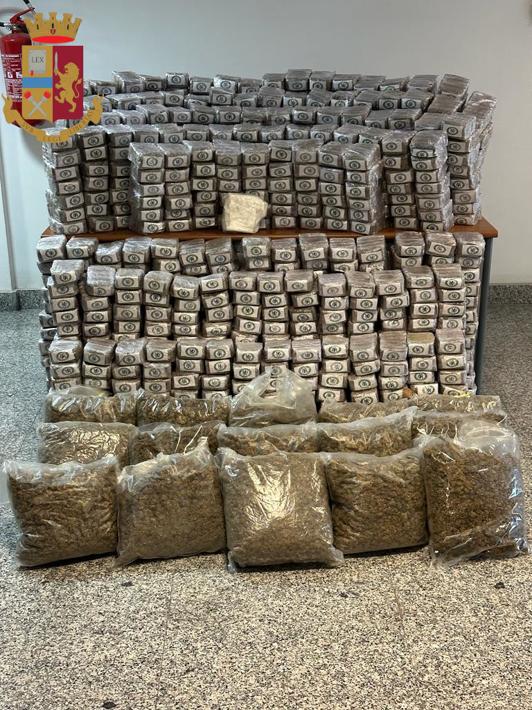 Roma, montagna di droga in un garage a Fonte Nuova: sequestrati quasi 600 kg di hashish