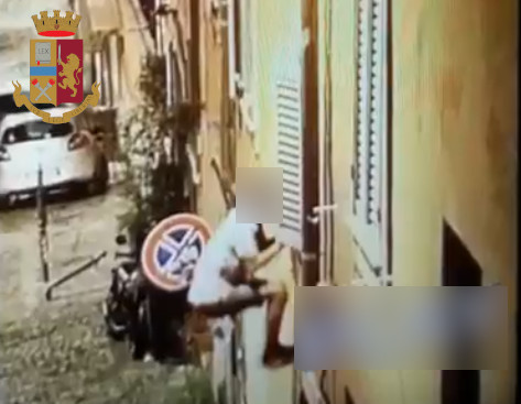 Roma, ladro acrobata tra i palazzi a Monti: furti in serie tra case e hotel