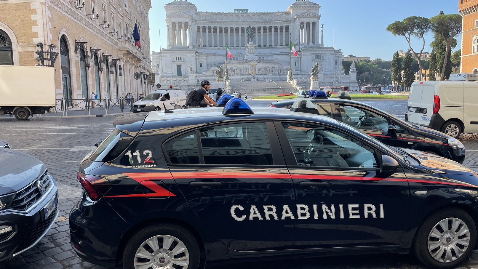 Roma, lite in fila per il taxi finisce a coltellate: ragazzo sfregiato al viso