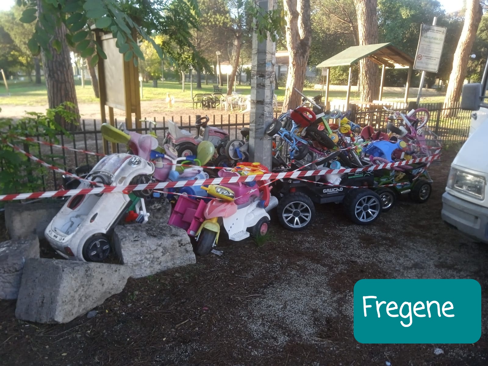 Fiumicino, lasciare giocattoli nei parchi? Comune: "Un pericolo per i bambini"