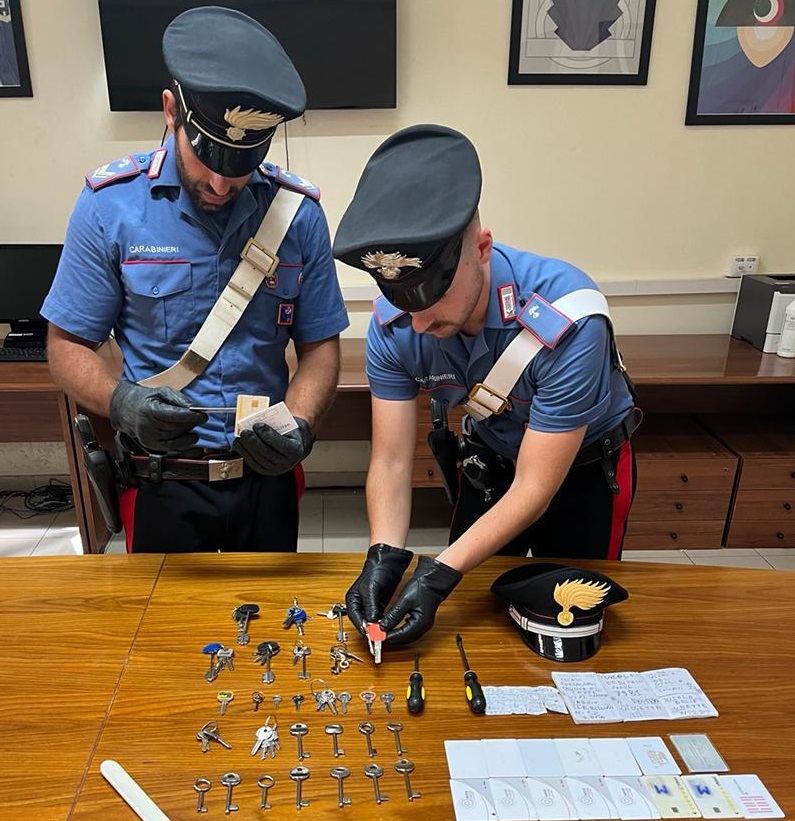Chiavi e badge con codici d'accesso agli hotel: fermato "l'apriporte" dell'Esquilino