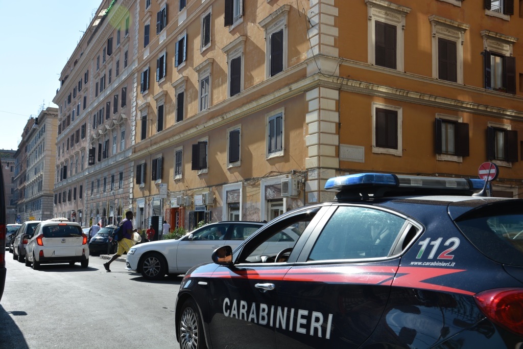 Roma, minaccia titolare albergo e chiede soldi per non infastidire clienti