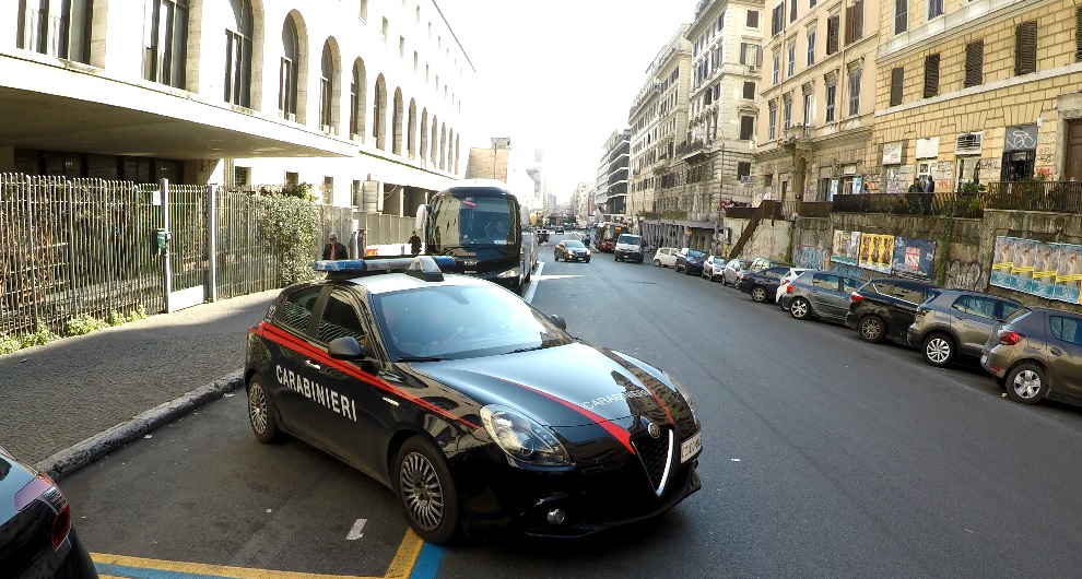 Roma, reagisce alla rapina sul bus e viene accoltellato: fermato un 36enne