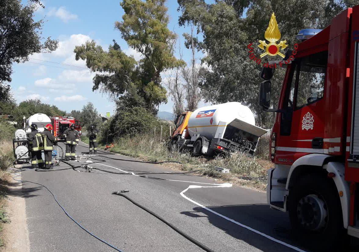 Pomezia, autocisterna con 2mila litri di Gpl esce fuori strada: vigili del fuoco al lavoro