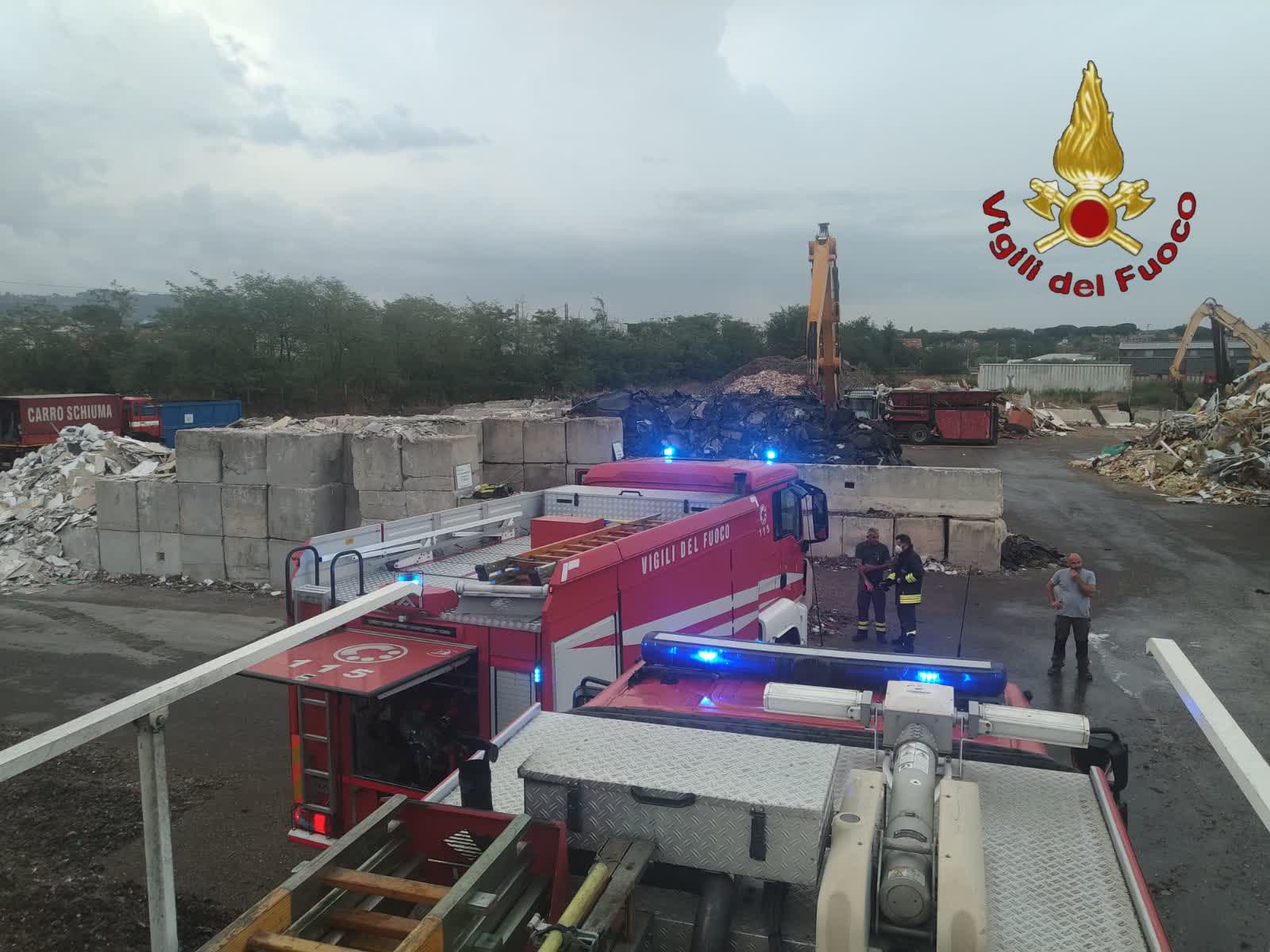 Ciampino, incendio rifiuti in area discarica materiali edili