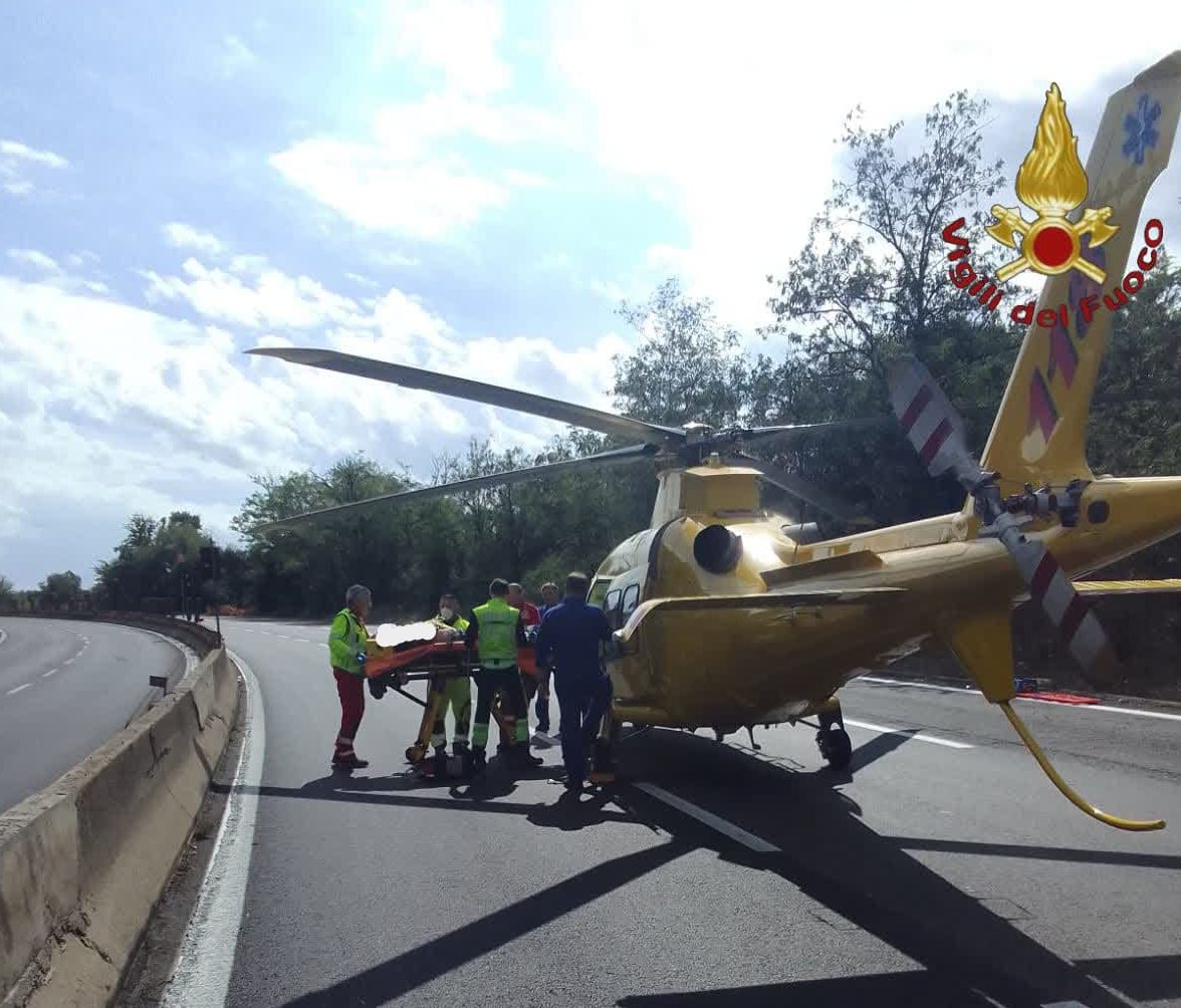 Scontro tra auto e camion sulla Pontina: due feriti gravi estratti dalle lamiere