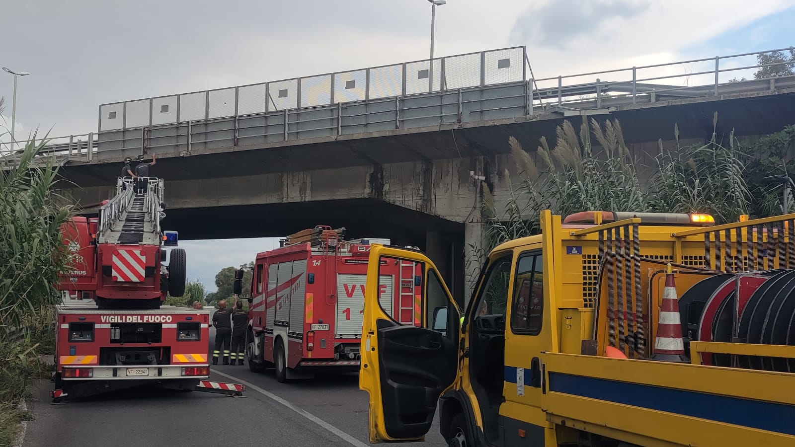 Fiumicino, pezzi di cemento cadono dal viadotto di via dell'Aeroporto: chiuso C5. Cambia la viabilità