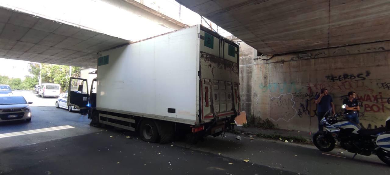 Roma, camion incastrato sotto a un ponte all'Eur: alla guida straniero con la patente falsa